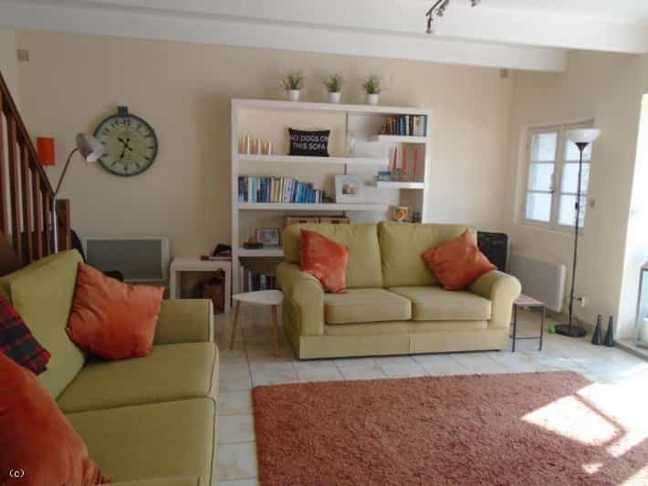 Condominium in Civray, Nouvelle-Aquitaine 10230182