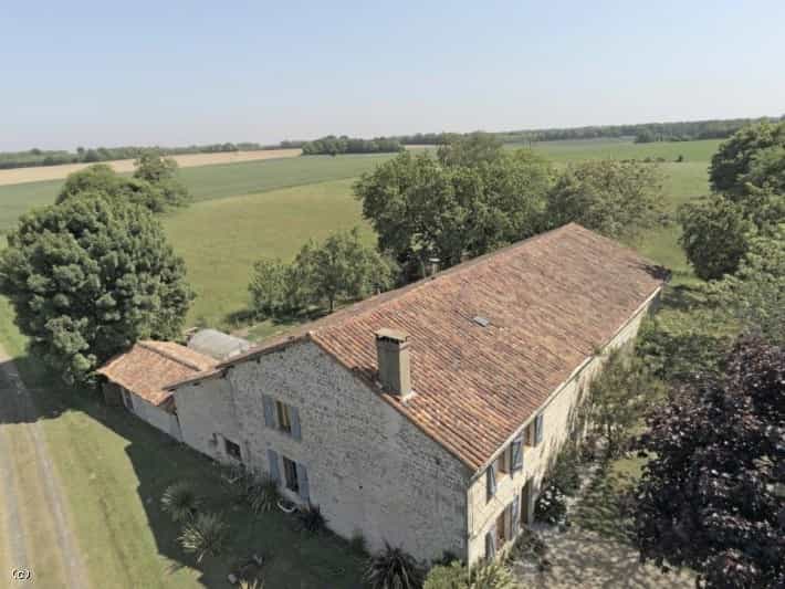 жилой дом в Champagne-Mouton, Nouvelle-Aquitaine 10230190