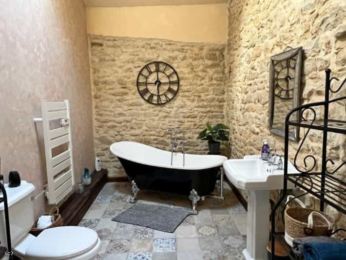 House in Champagne-Mouton, Nouvelle-Aquitaine 10230190