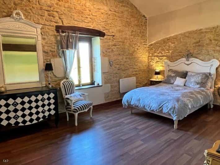 Huis in Champagne-Mouton, Nouvelle-Aquitaine 10230190