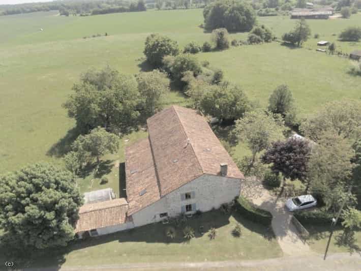 жилой дом в Champagne-Mouton, Nouvelle-Aquitaine 10230190