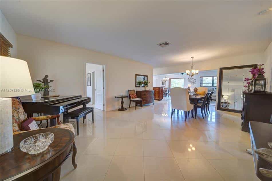 Condominium in Glenvar Heights, Florida 10230683