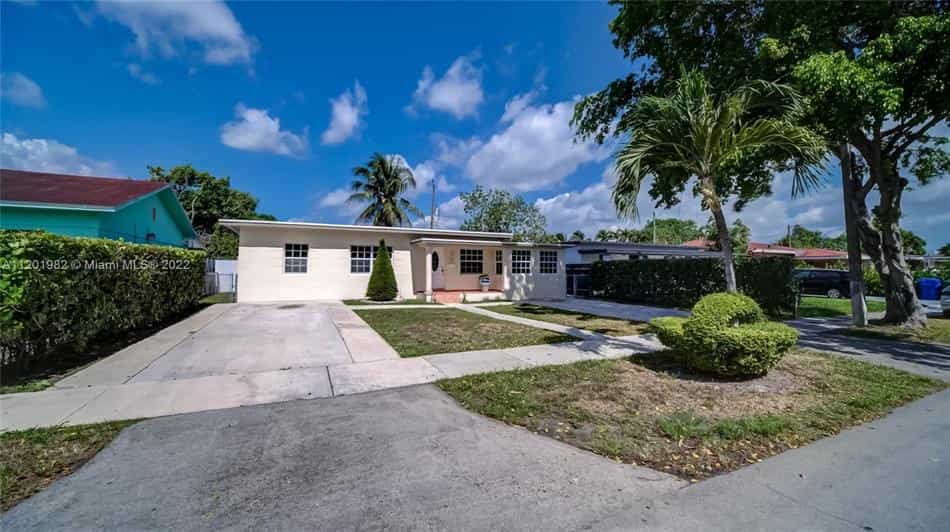 Condominium in West-Miami, Florida 10230692