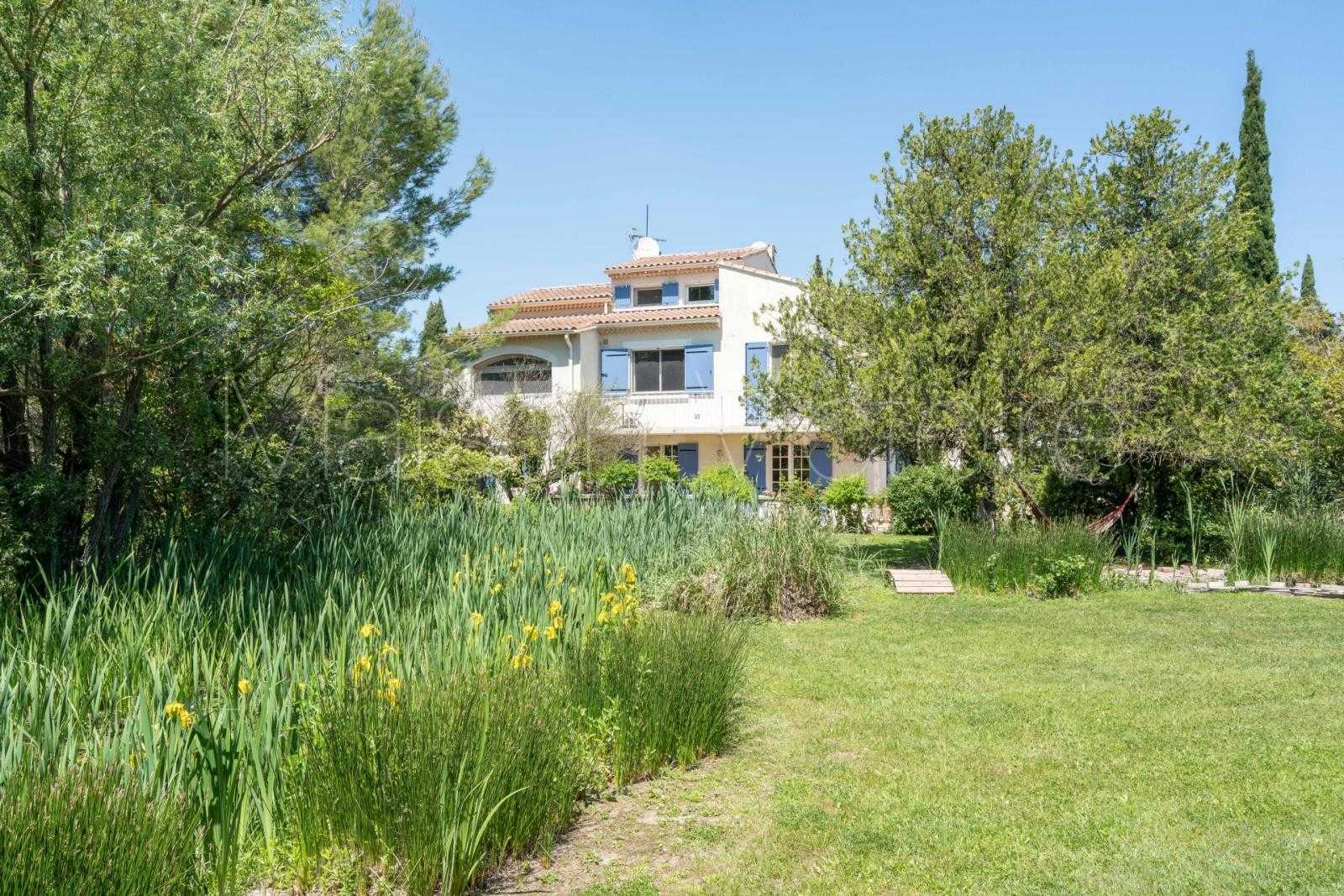 жилой дом в Taillades, Provence-Alpes-Cote d'Azur 10230941