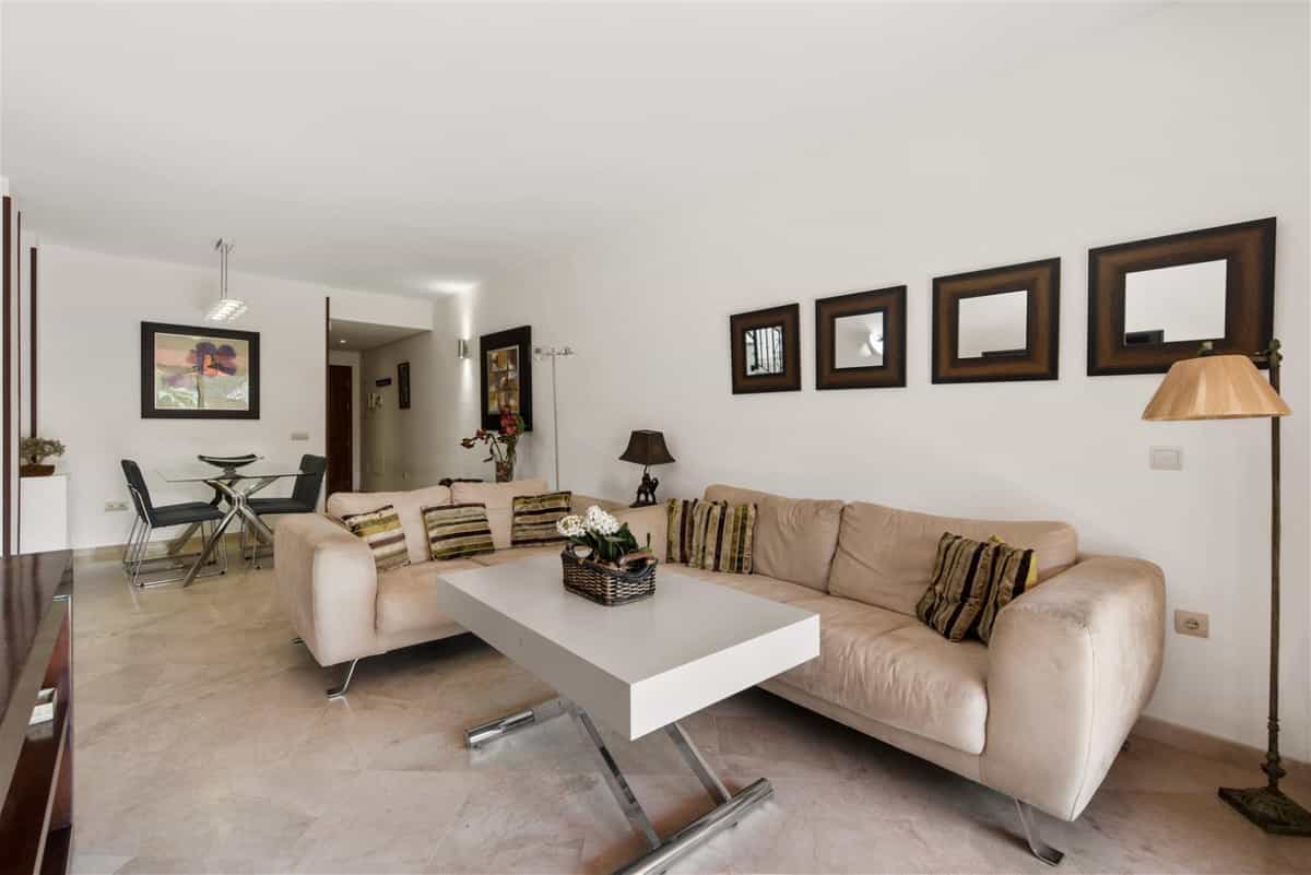 Condominium in Marbella, Andalusië 10231136