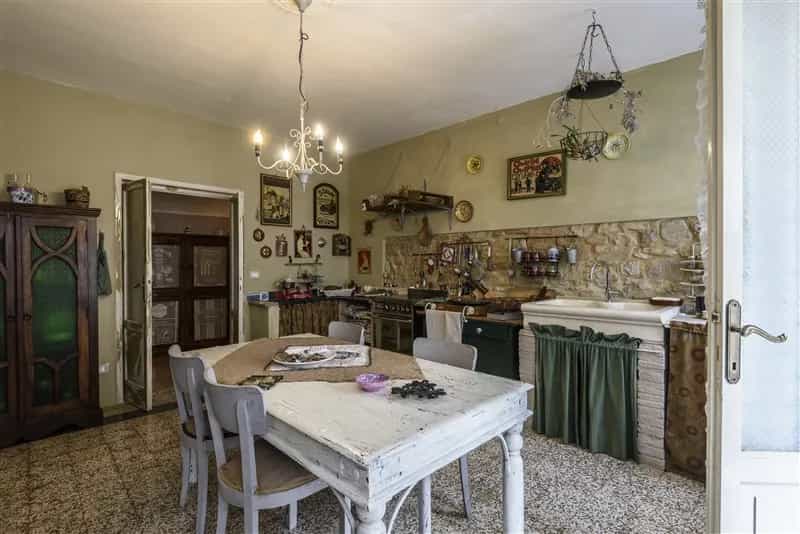 Кілька будинків в Salsomaggiore Terme, Emilia-Romagna 10234243