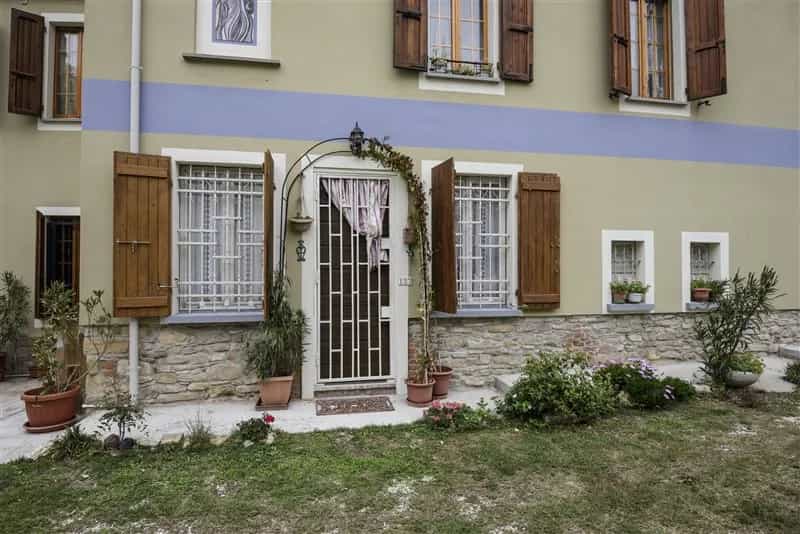 Mehrere Häuser im Salsomaggiore Terme, Emilia-Romagna 10234243