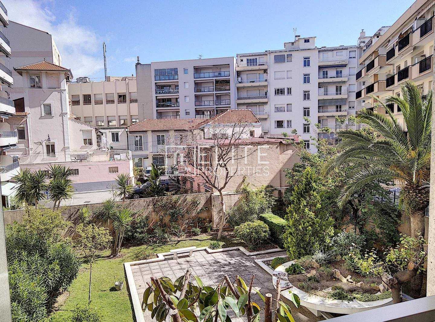 Condominium in Juan-les-Pins, Provence-Alpes-Cote d'Azur 10234446