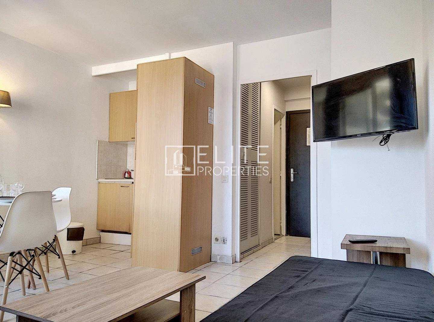 Condominium in Juan-les-Pins, Provence-Alpes-Cote d'Azur 10234448