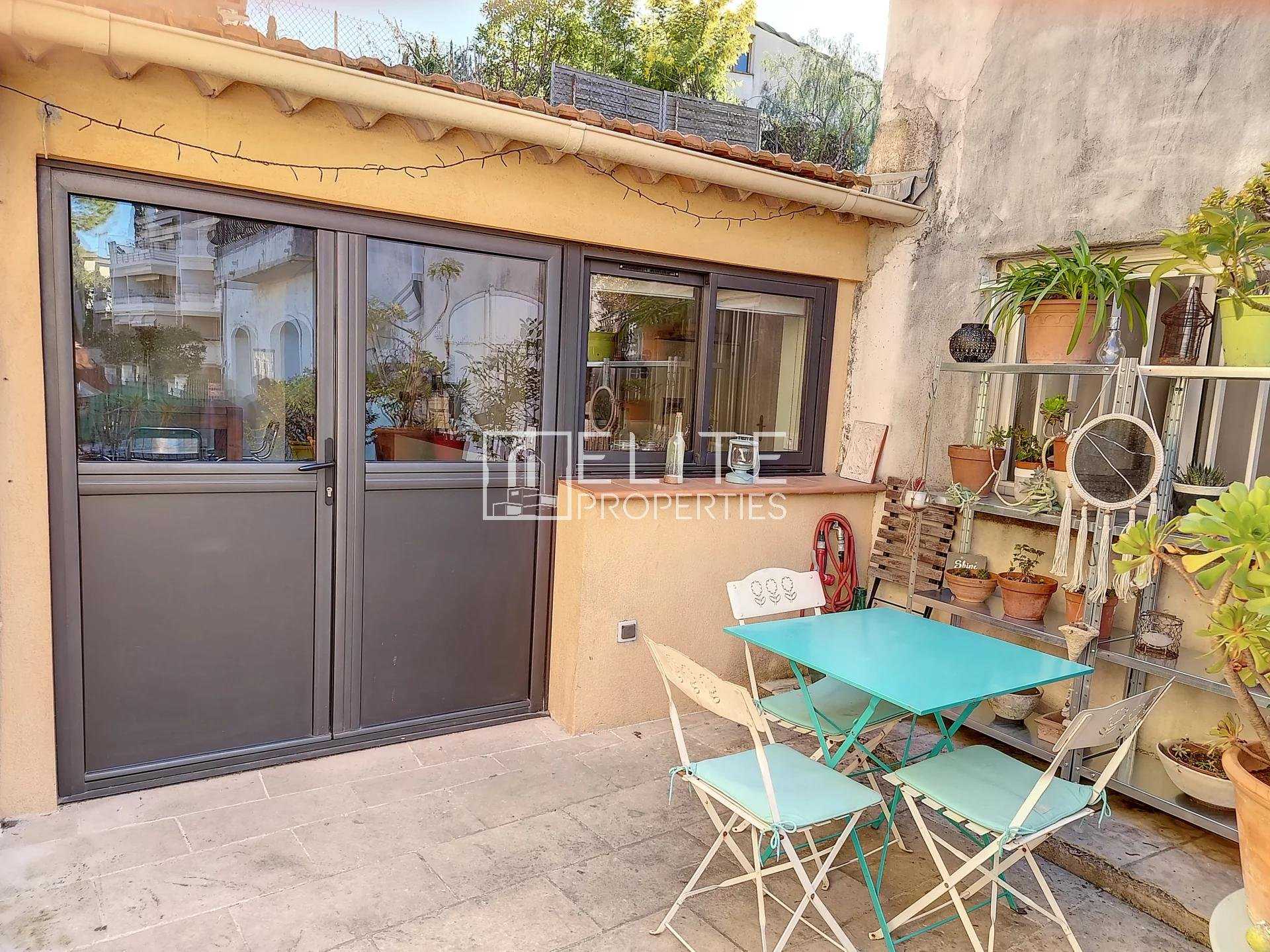 Useita taloja sisään Vallauris, Provence-Alpes-Cote d'Azur 10234478
