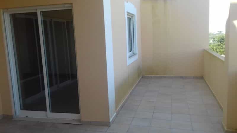Condominium in Estombar, Faro 10485065