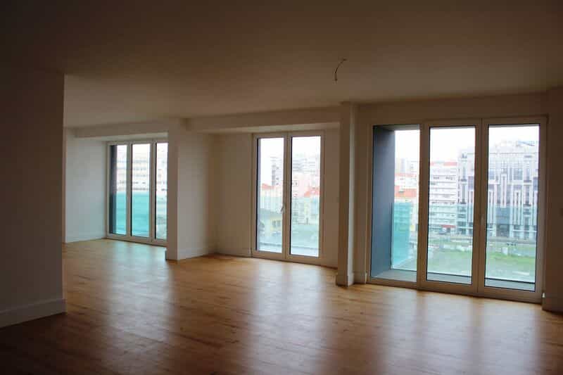 Condominium in Sete Rios, Lisboa 10485241