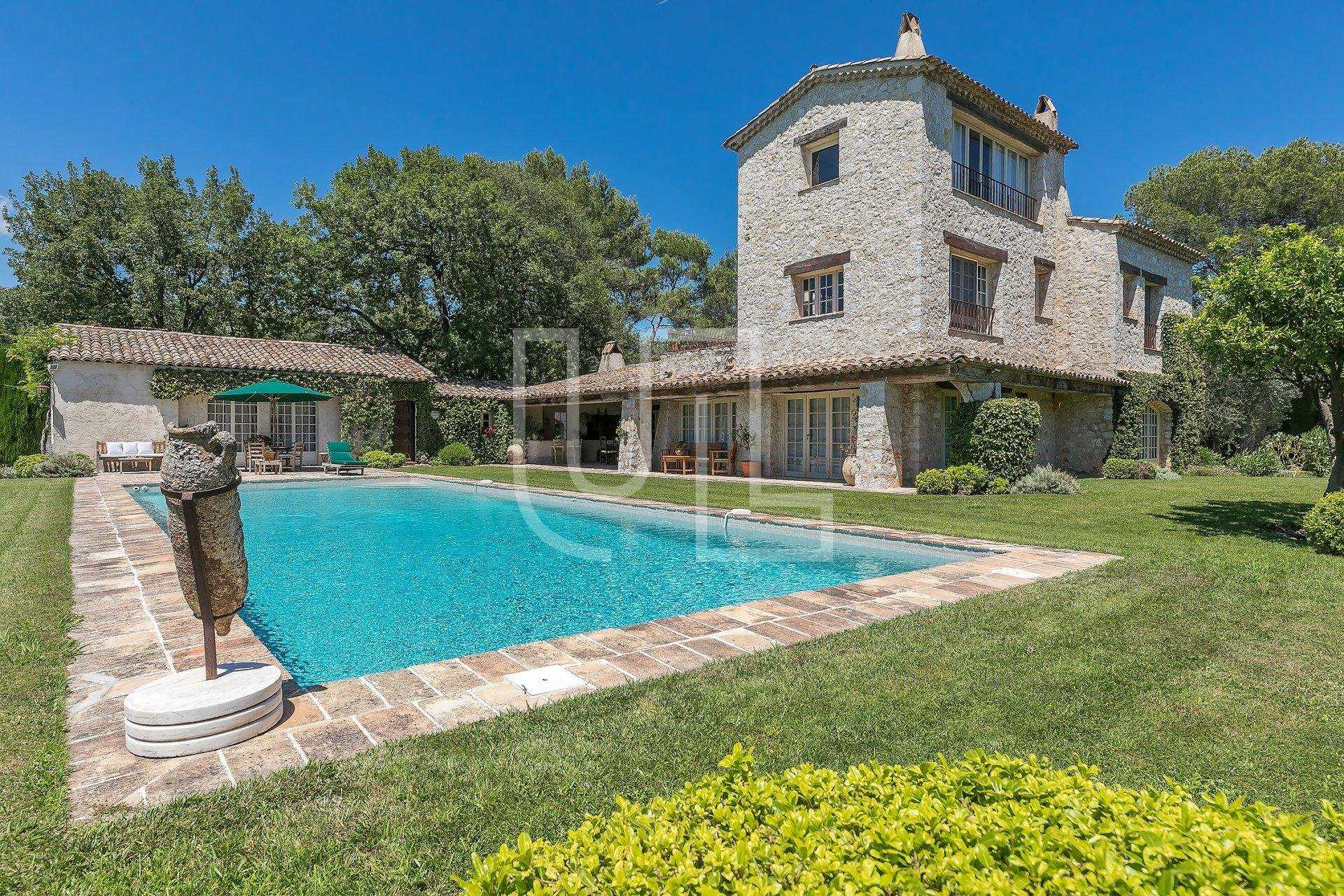 Rumah di La Colle-sur-Loup, Provence-Alpes-Cote d'Azur 10485655