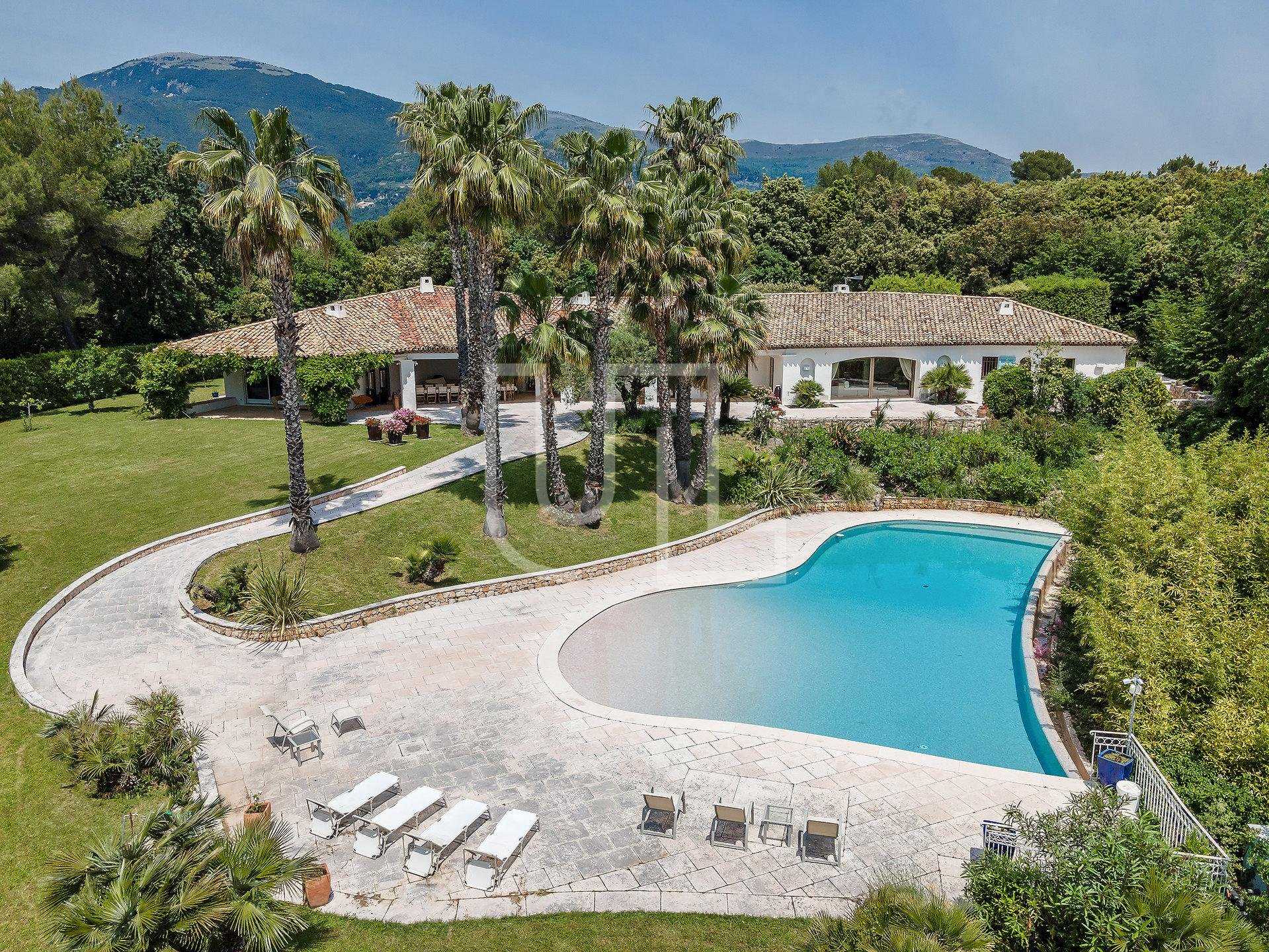 Hus i Le Chateau, Provence-Alpes-Cote d'Azur 10485663
