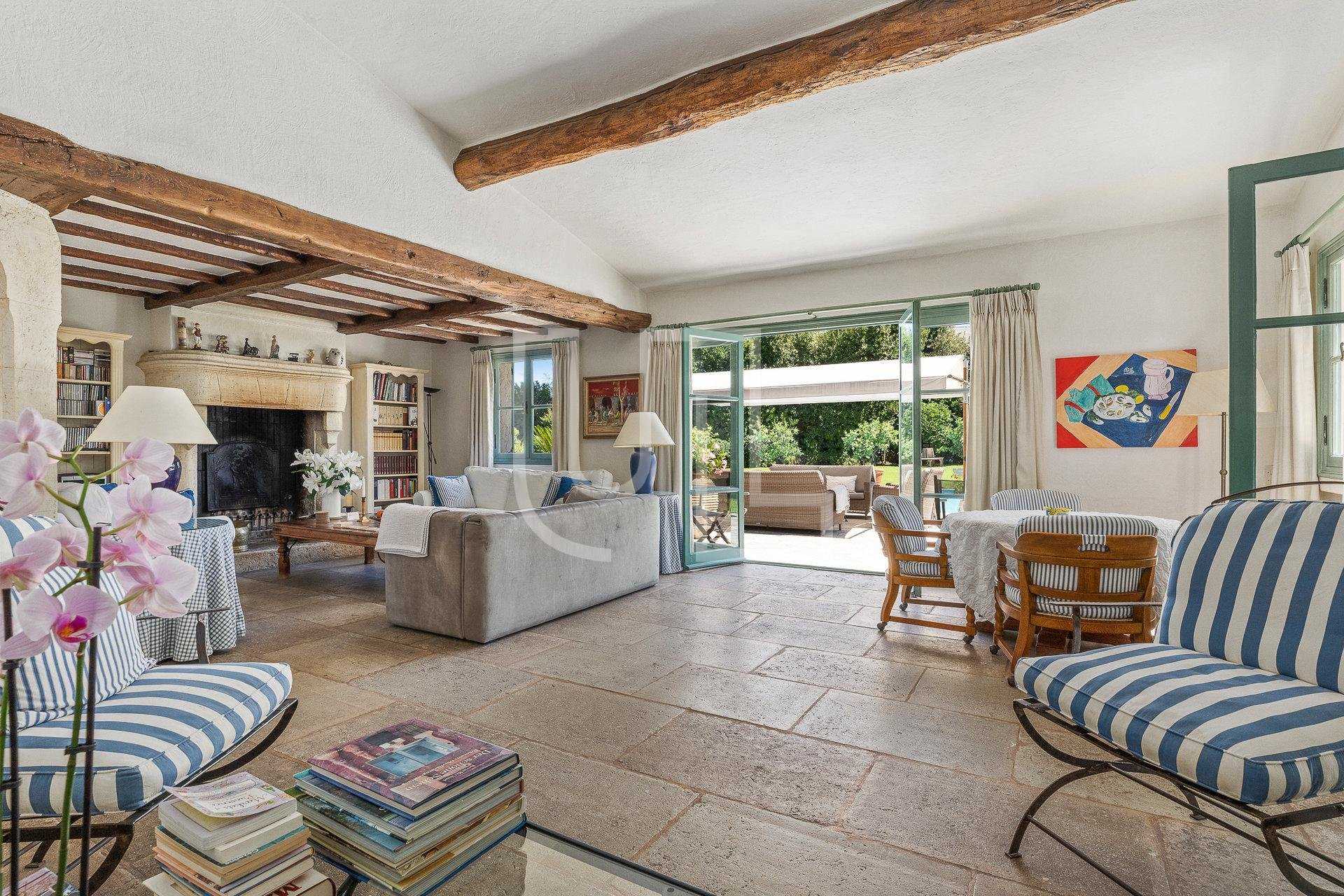 بيت في Vence, Provence-Alpes-Côte d'Azur 10485665