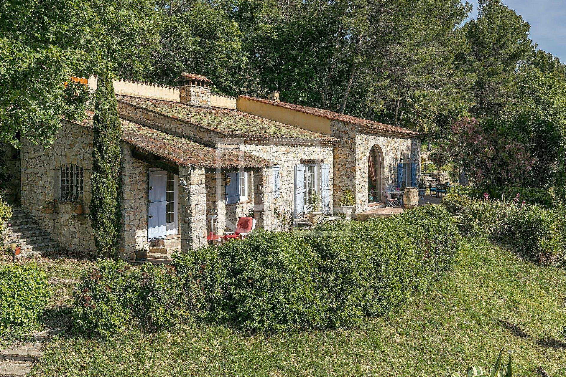 房子 在 Fayence, Provence-Alpes-Côte d'Azur 10485671