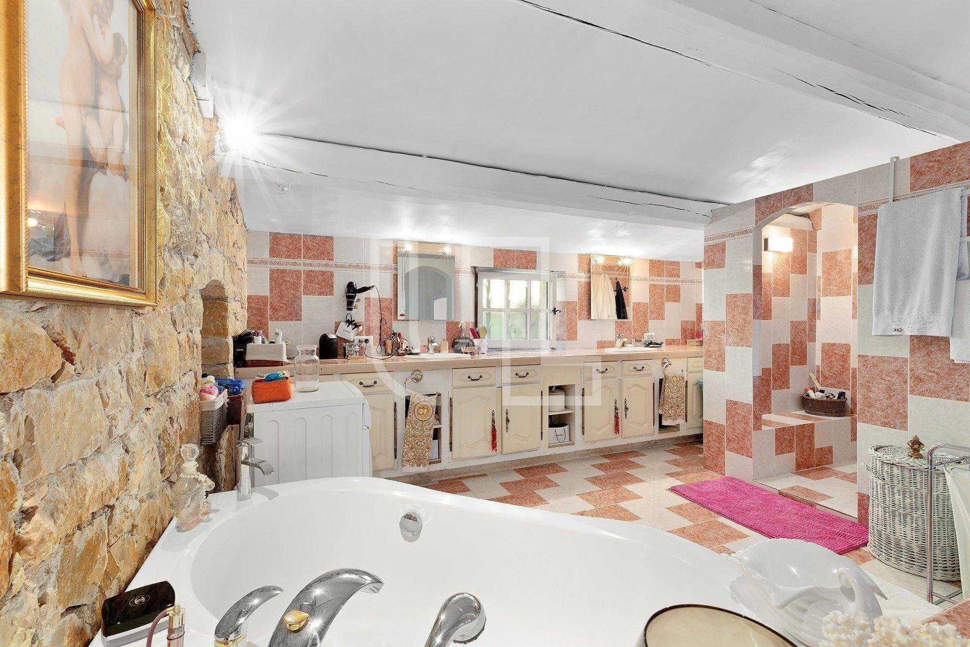 بيت في Fayence, Provence-Alpes-Côte d'Azur 10485671