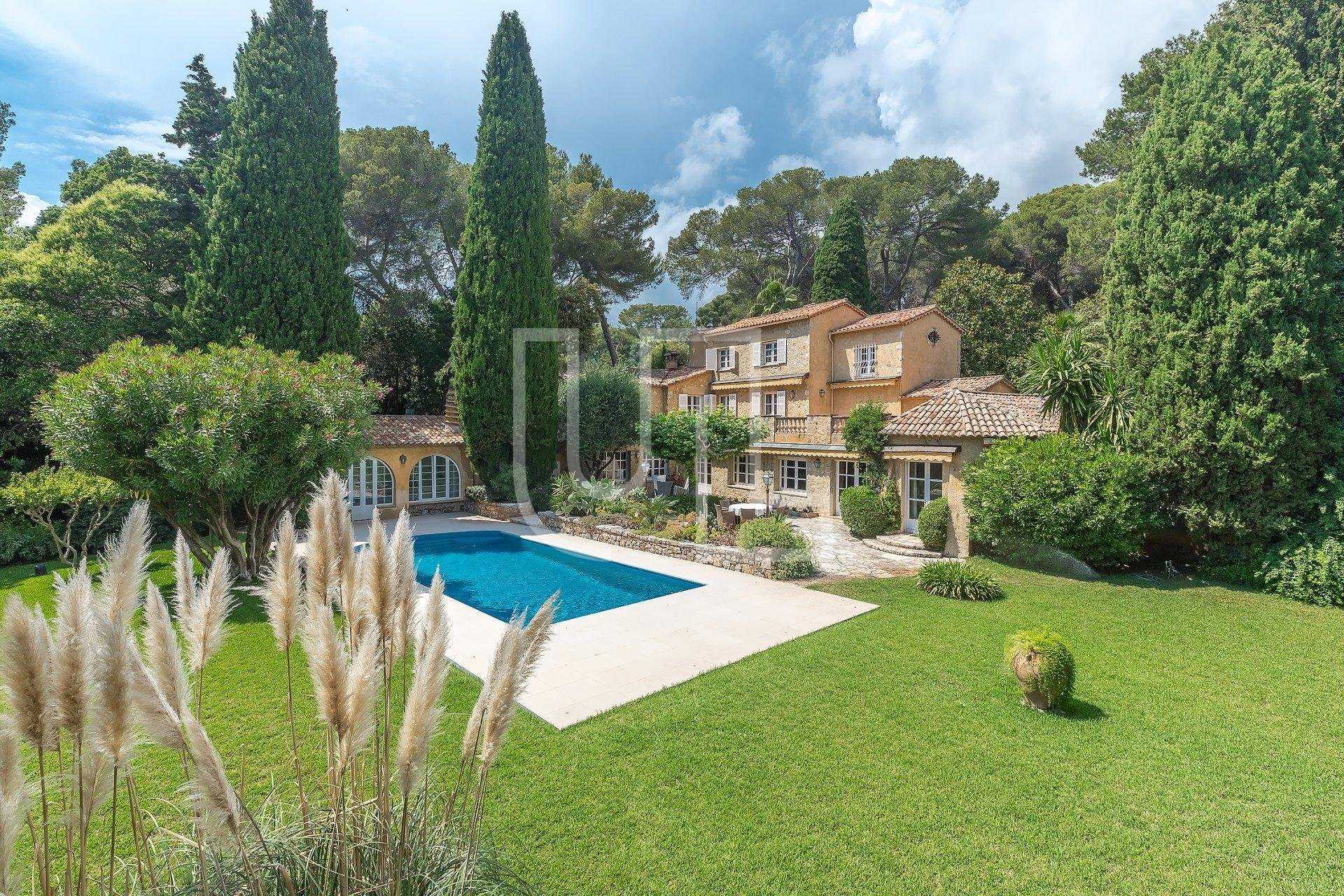 House in Antibes, Provence-Alpes-Cote d'Azur 10485678