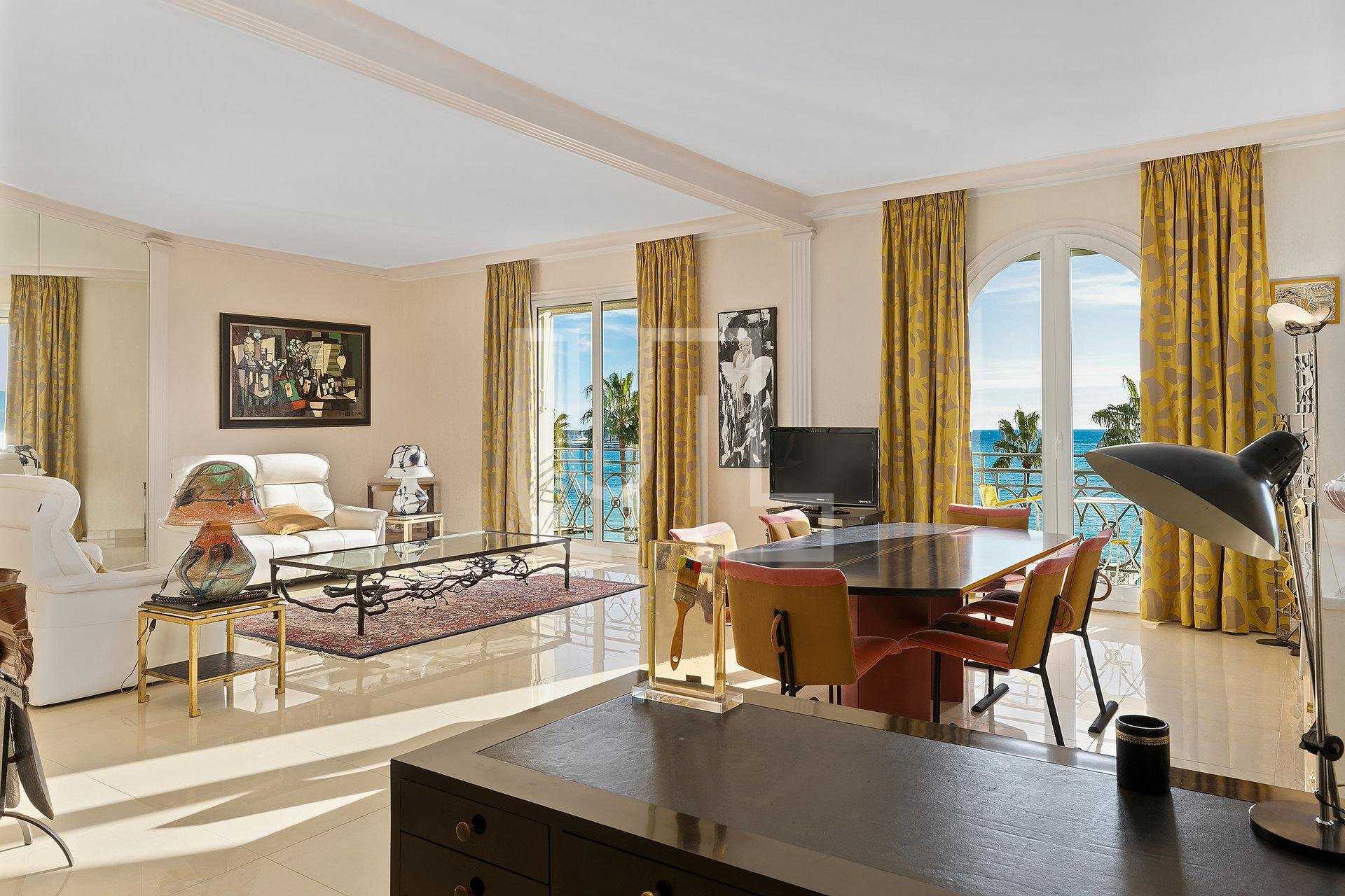Condominium in Cannes, Provence-Alpes-Côte d'Azur 10485705