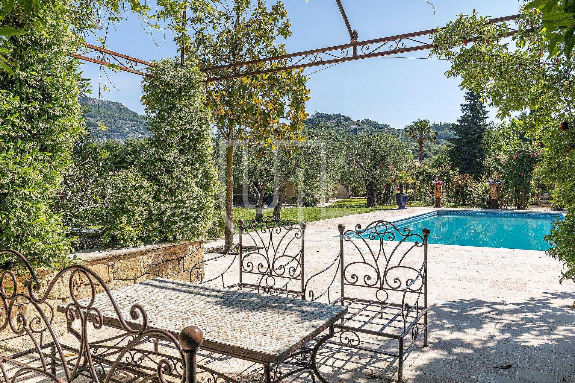 بيت في Le Plan-de-Grasse, Provence-Alpes-Cote d'Azur 10485752