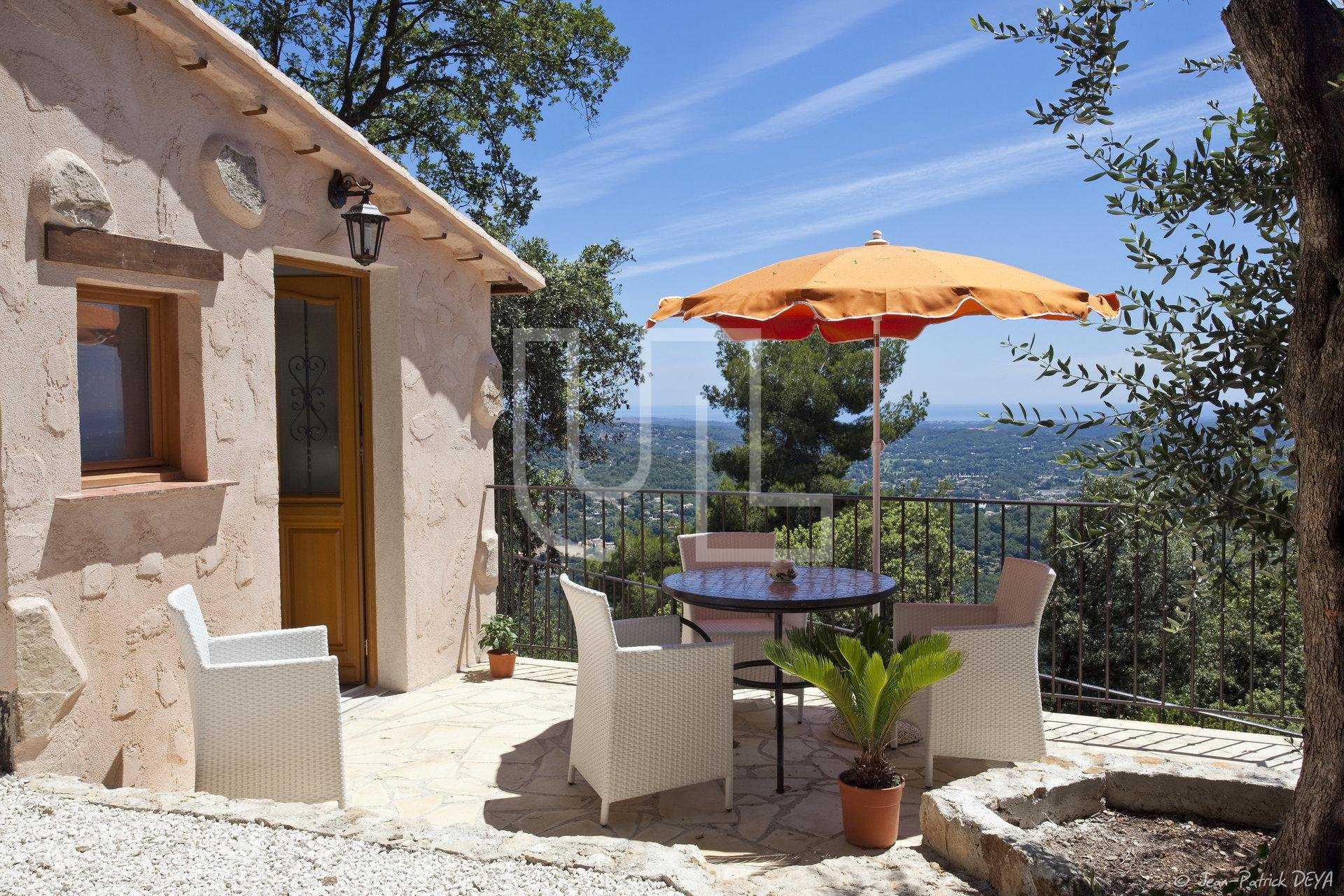 Talo sisään Grasse, Provence-Alpes-Côte d'Azur 10485794