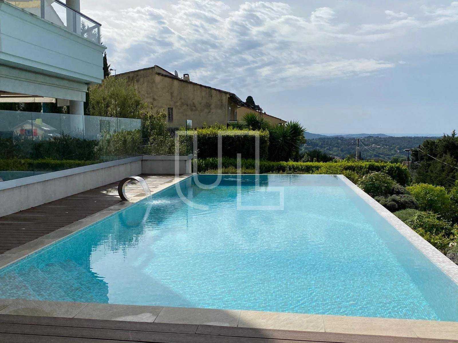 Condominium in Grasse, Provence-Alpes-Côte d'Azur 10485941