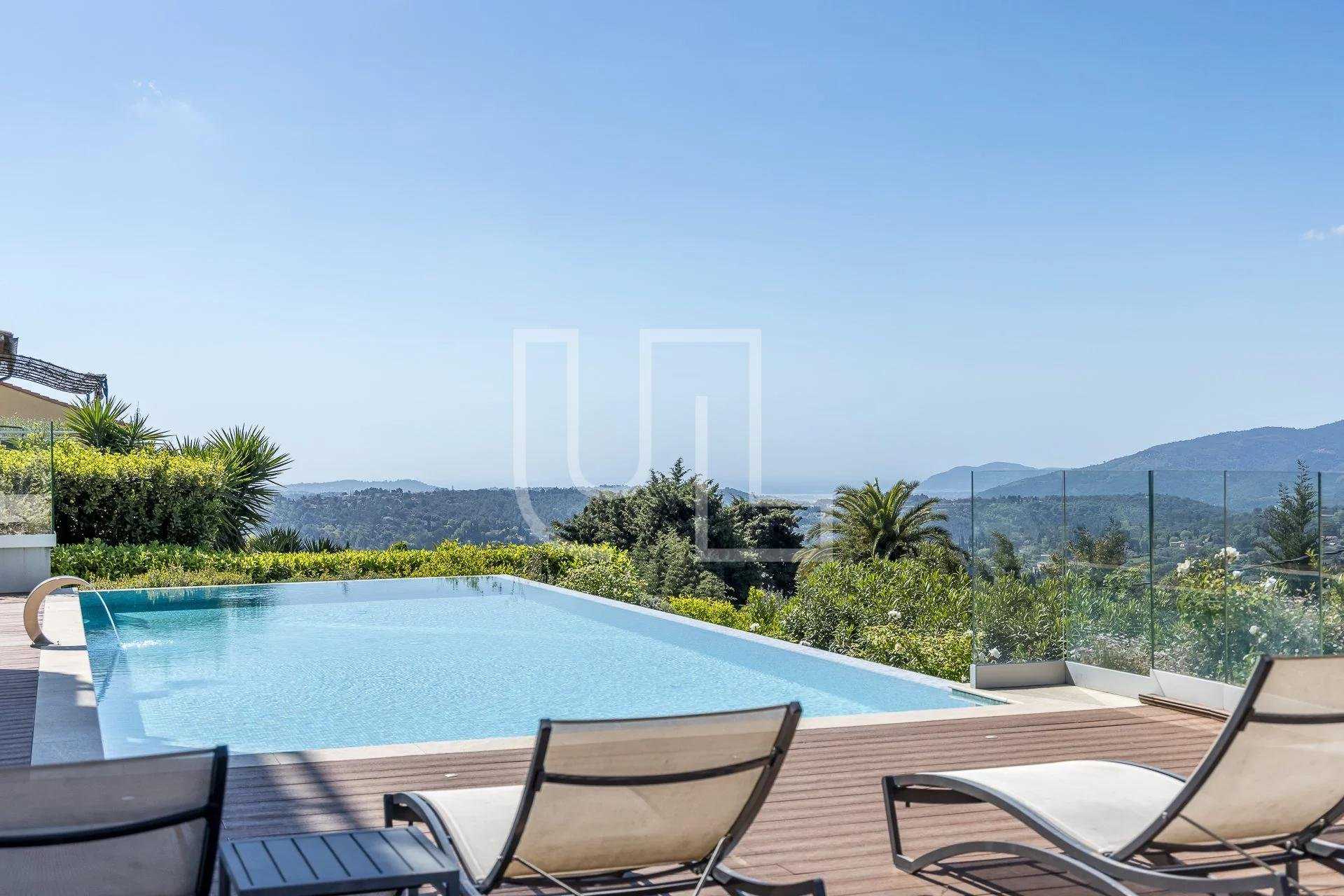 Condominium in Grasse, Provence-Alpes-Cote d'Azur 10485941