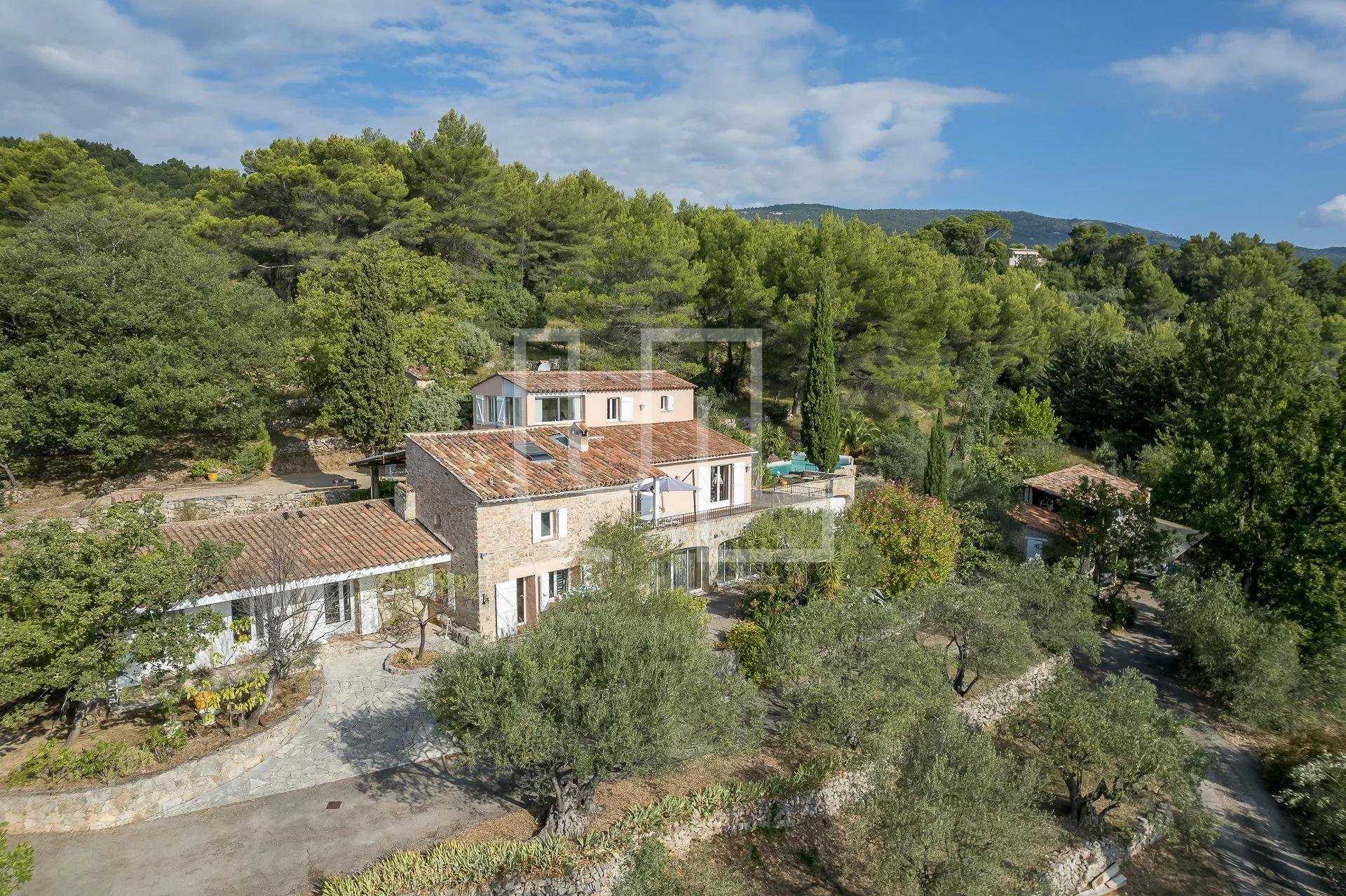 Talo sisään Seillans, Provence-Alpes-Côte d'Azur 10485982