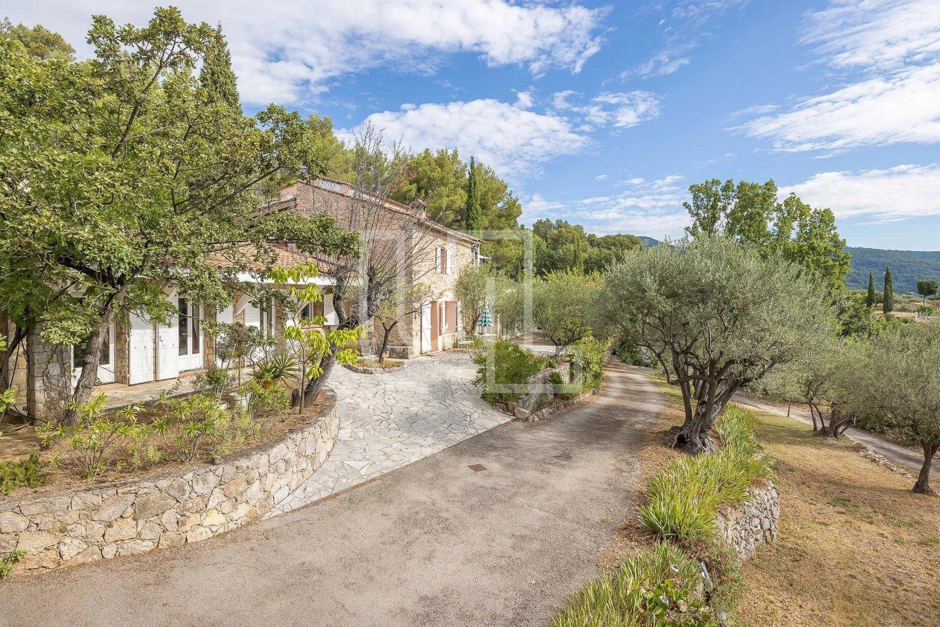 집 에 Seillans, Provence-Alpes-Côte d'Azur 10485982