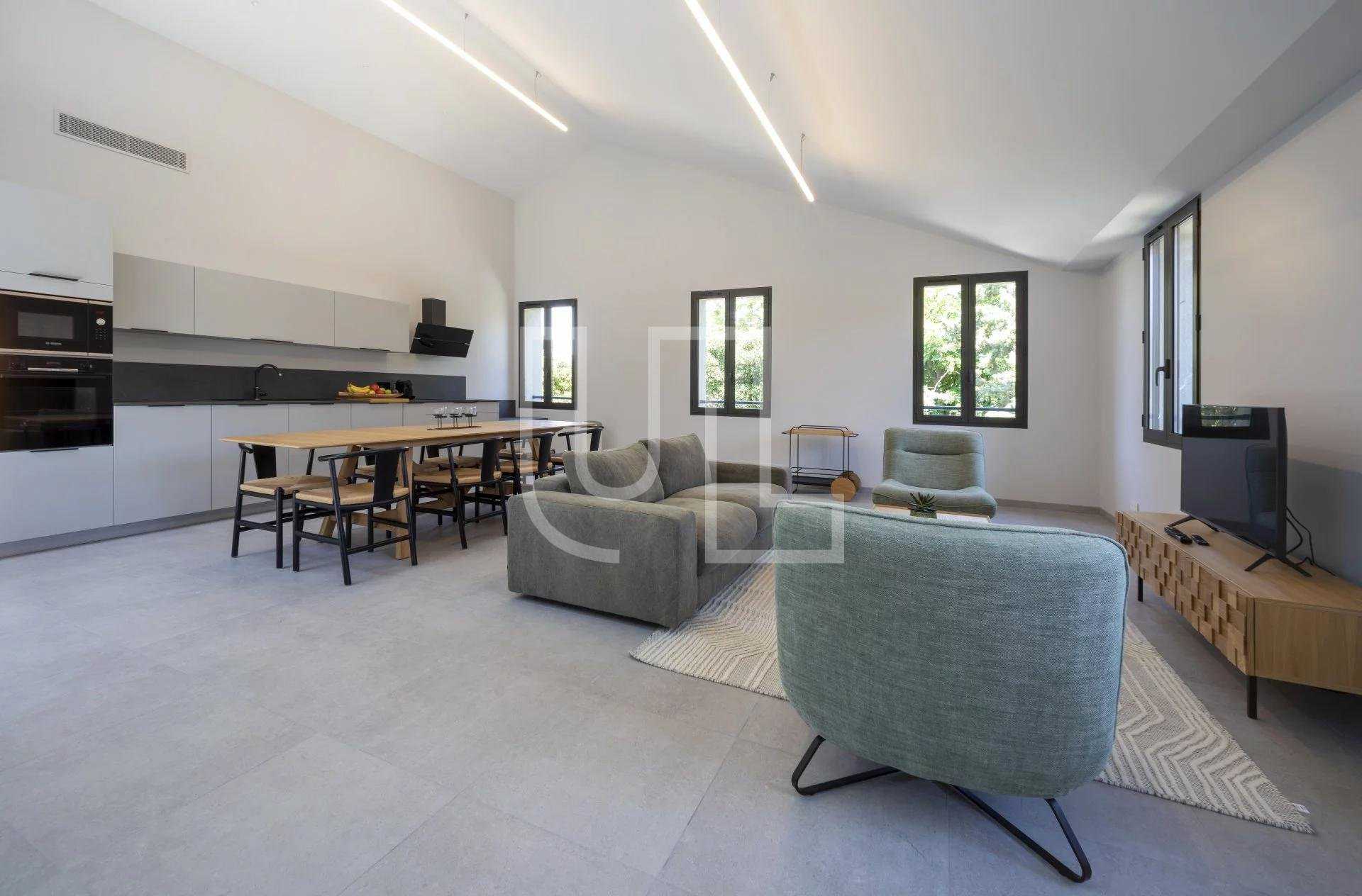 Condominium in Saint-Tropez, Provence-Alpes-Cote d'Azur 10485990