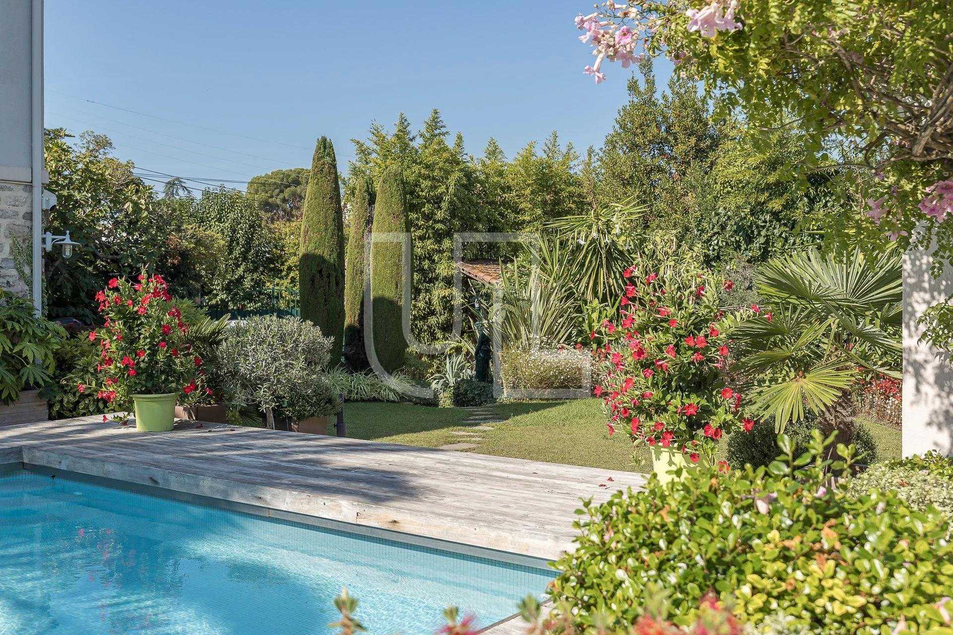 Casa nel Antibes, Provence-Alpes-Côte d'Azur 10486037