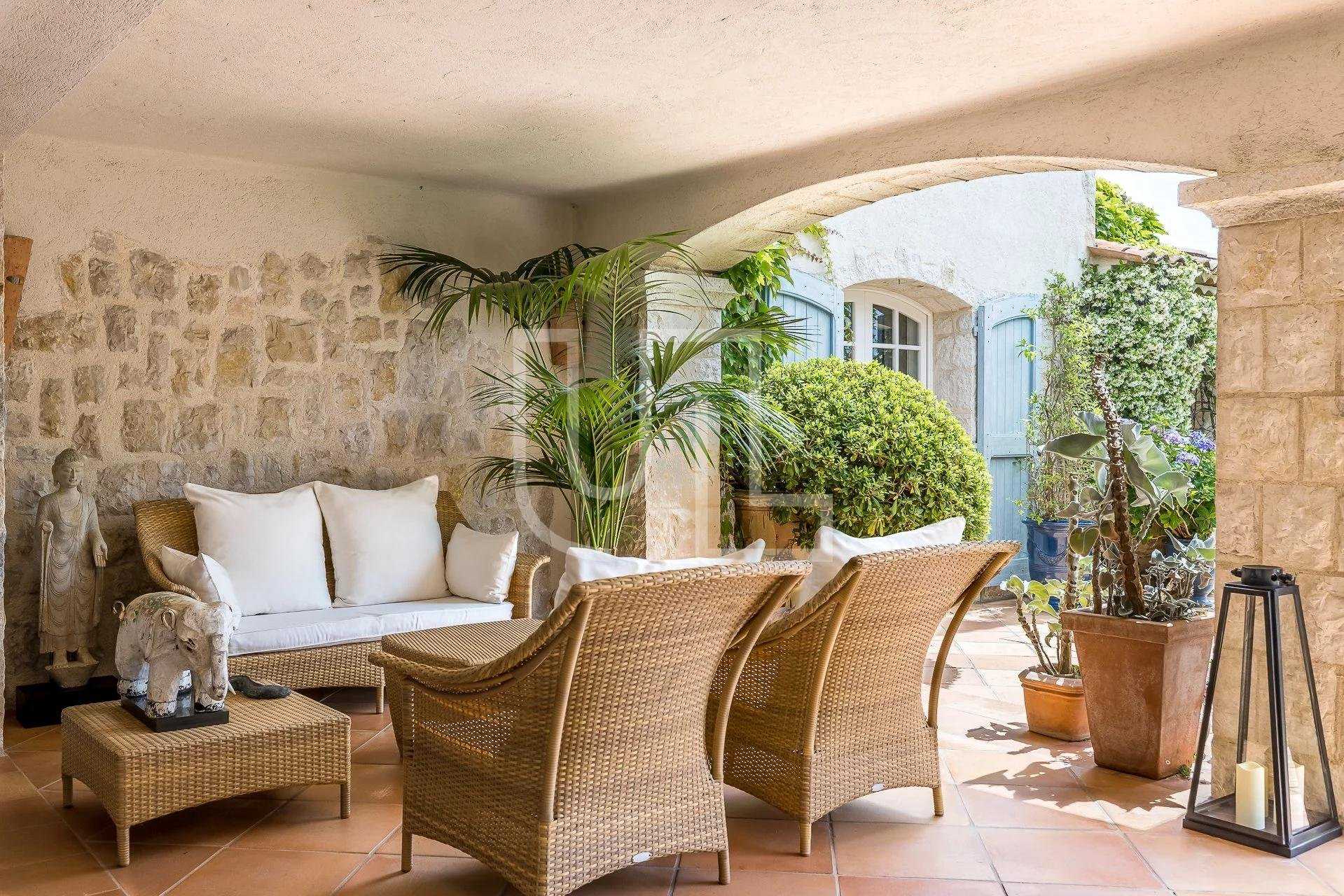 بيت في Cannes, Provence-Alpes-Côte d'Azur 10486060
