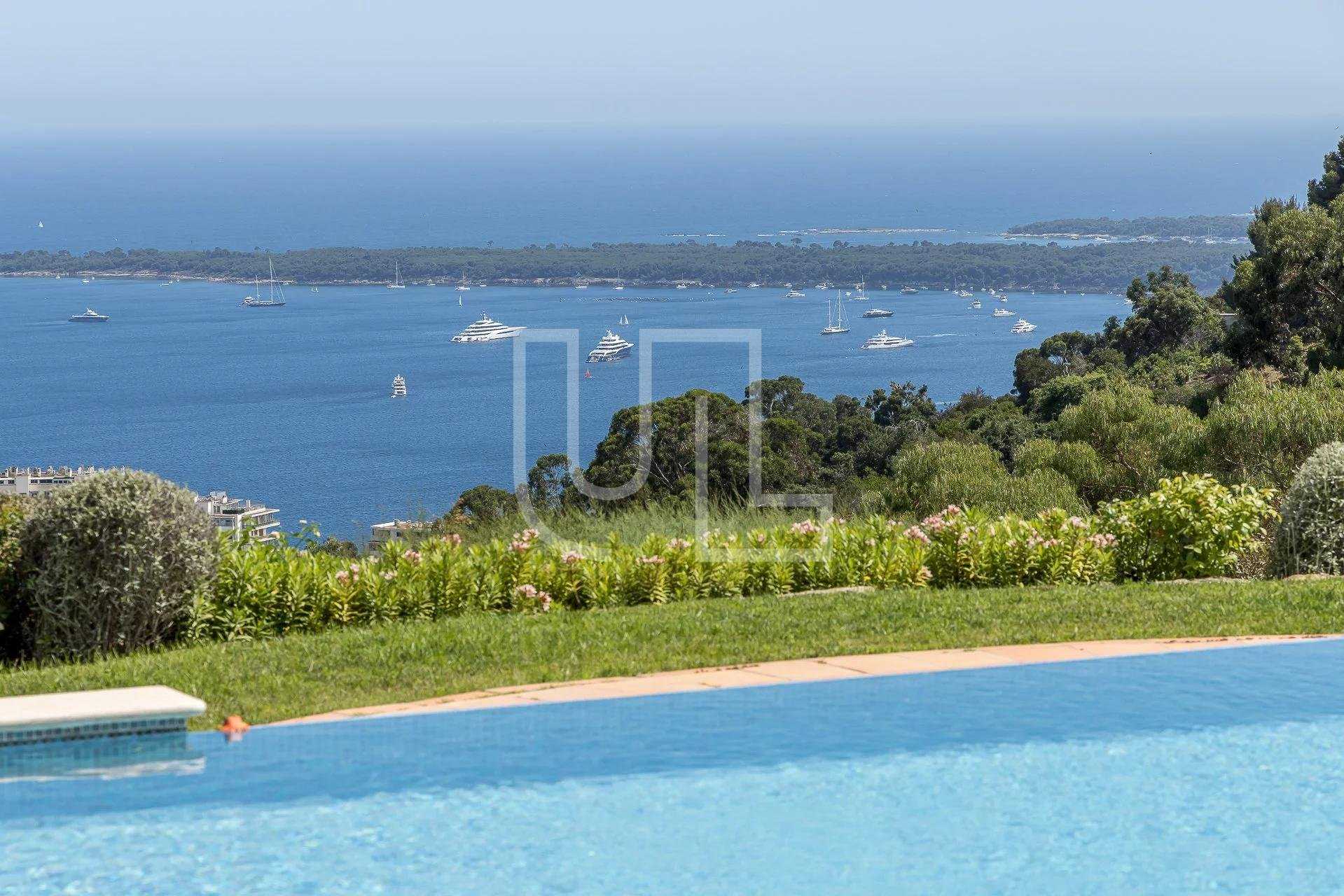 House in Cannes, Provence-Alpes-Cote d'Azur 10486060