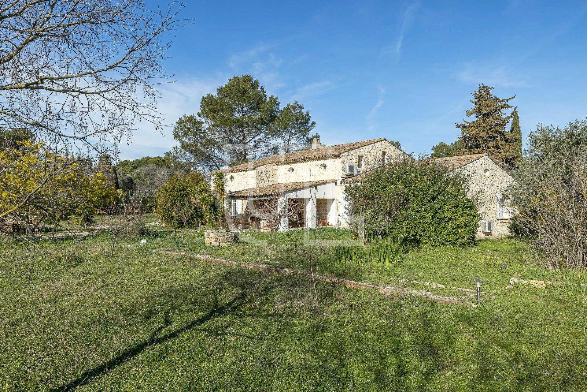 Talo sisään Mouans-Sartoux, Provence-Alpes-Cote d'Azur 10486191