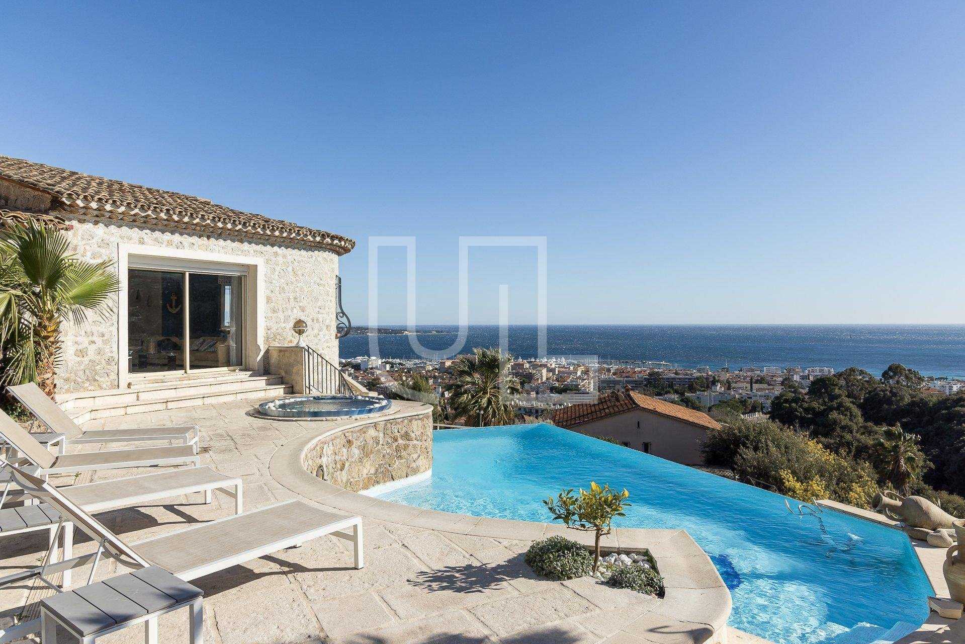 Rumah di Golfe-Juan, Provence-Alpes-Cote d'Azur 10486340