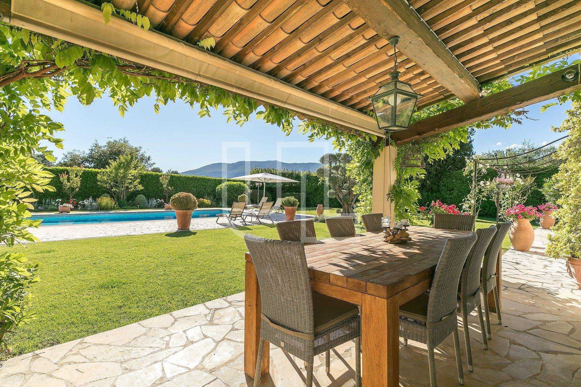 집 에 Le Rouret, Provence-Alpes-Côte d'Azur 10486375