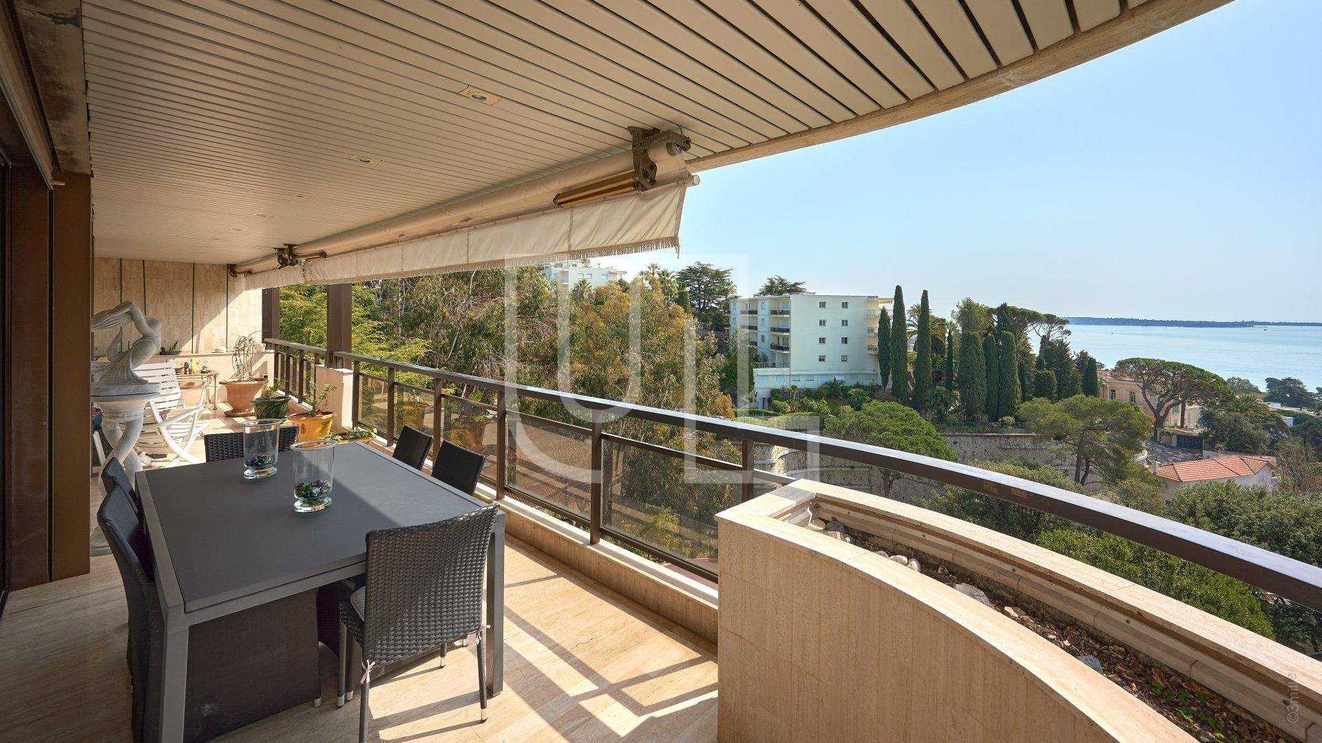 Condominium in Le Four-a-Chaux, Provence-Alpes-Cote d'Azur 10486390