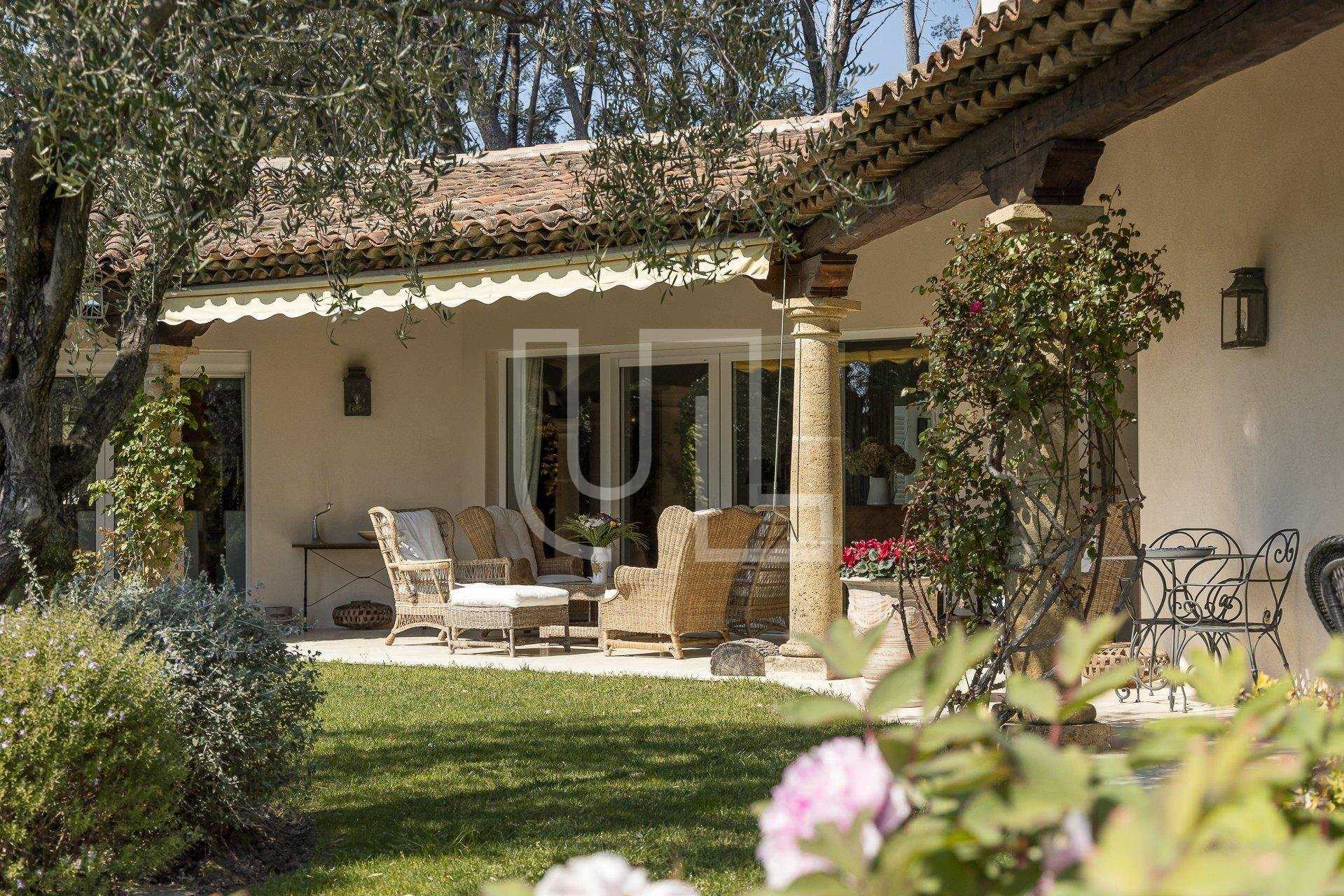 Casa nel La Roquette-sur-Siagne, Provence-Alpes-Cote d'Azur 10486397