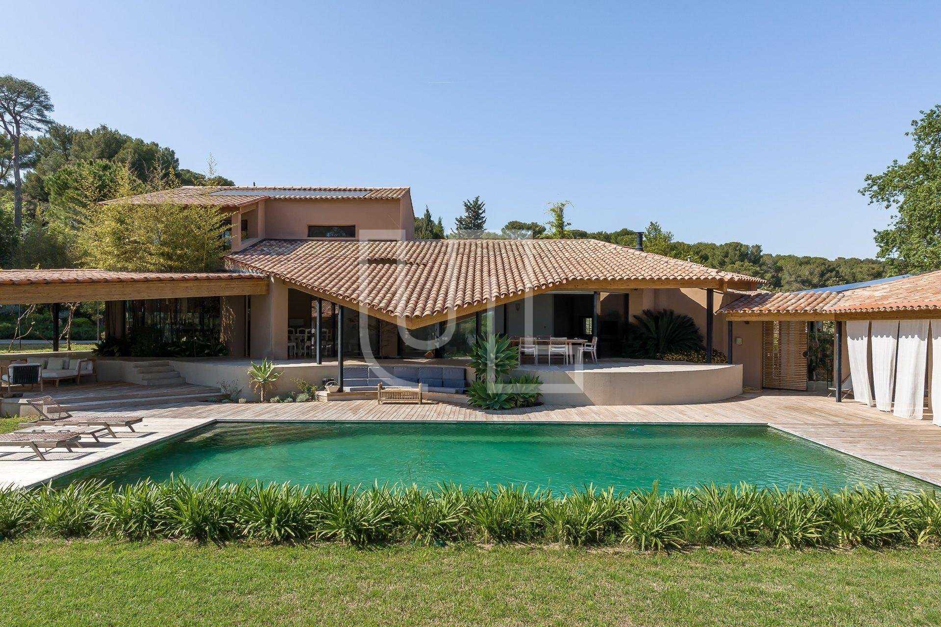 بيت في Golfe-Juan, Provence-Alpes-Cote d'Azur 10486528