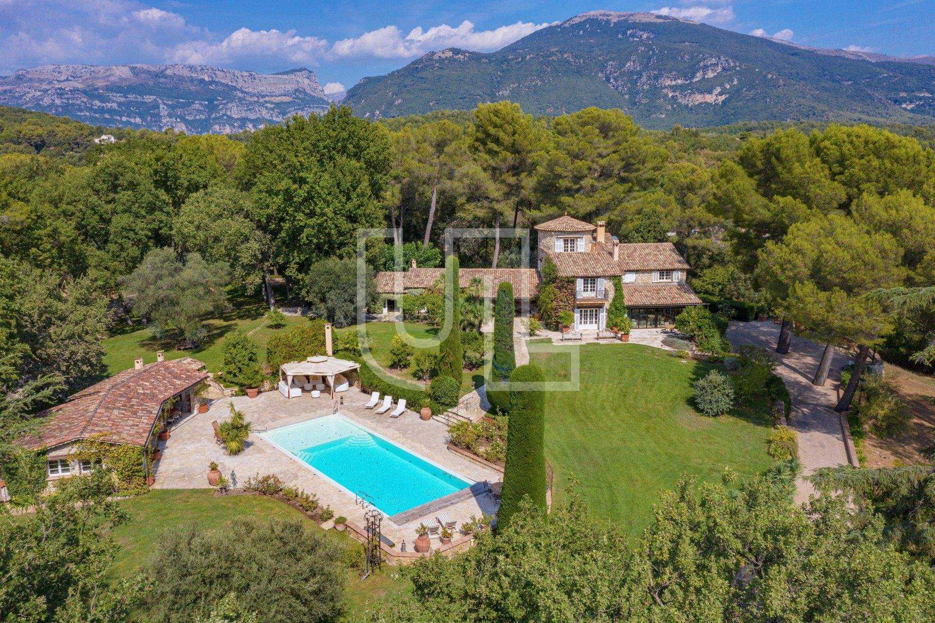 房子 在 Le Chateau, Provence-Alpes-Cote d'Azur 10486549