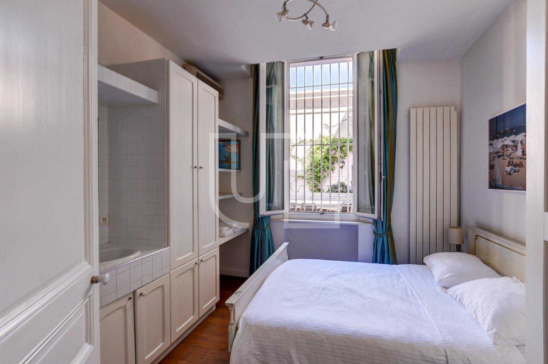 Condominium in Cannes, Provence-Alpes-Côte d'Azur 10486604