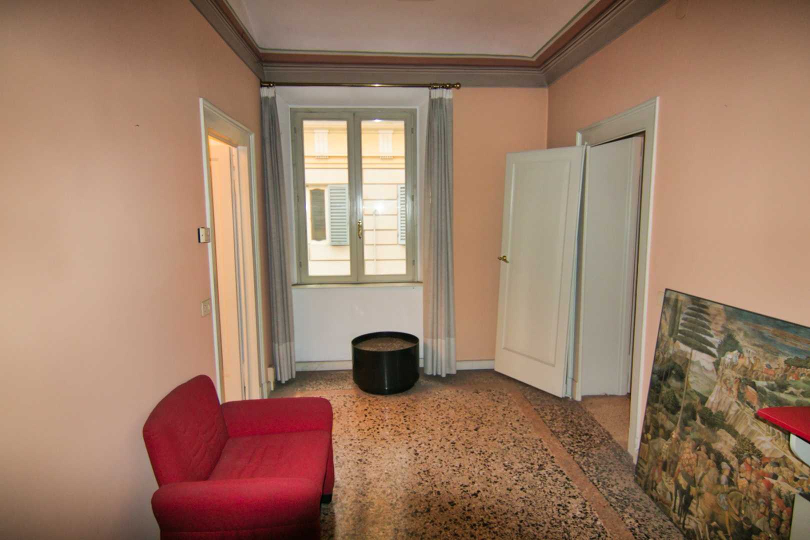 Office in Modena, 36 Viale Martiri della Libertà 10585676