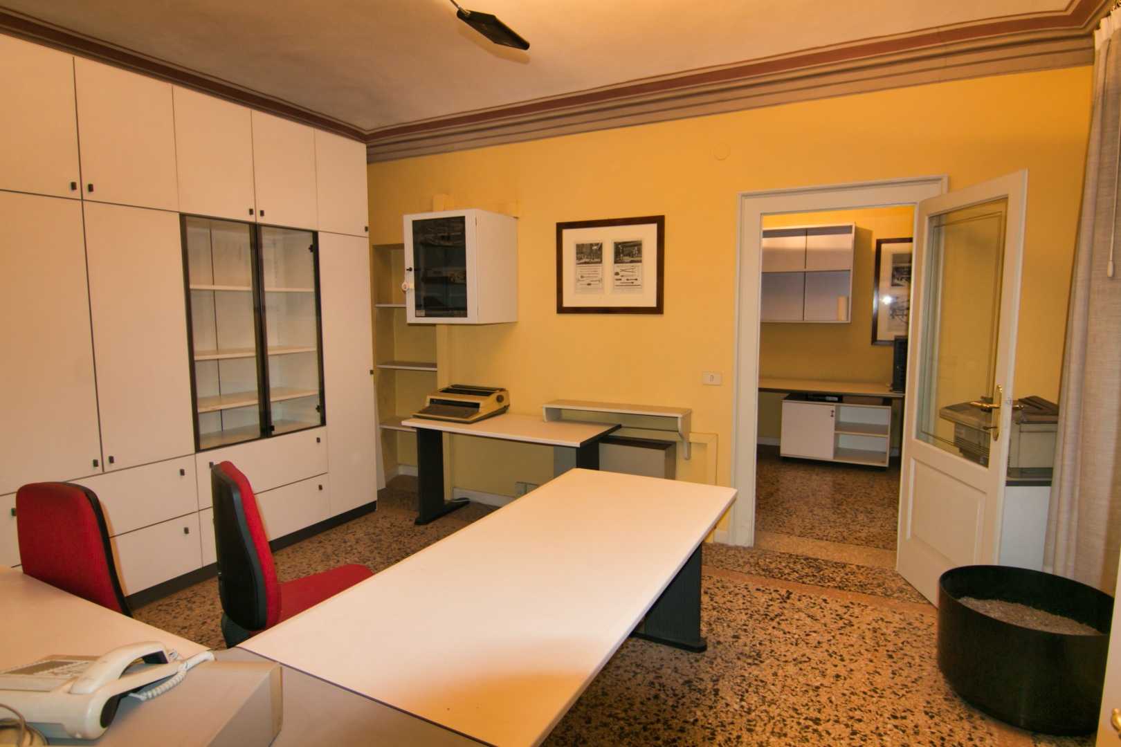 办公室 在 Modena, 36 Viale Martiri della Libertà 10585676