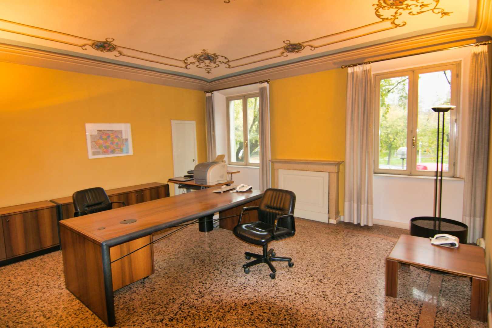 Офис в Modena, 36 Viale Martiri della Libertà 10585676