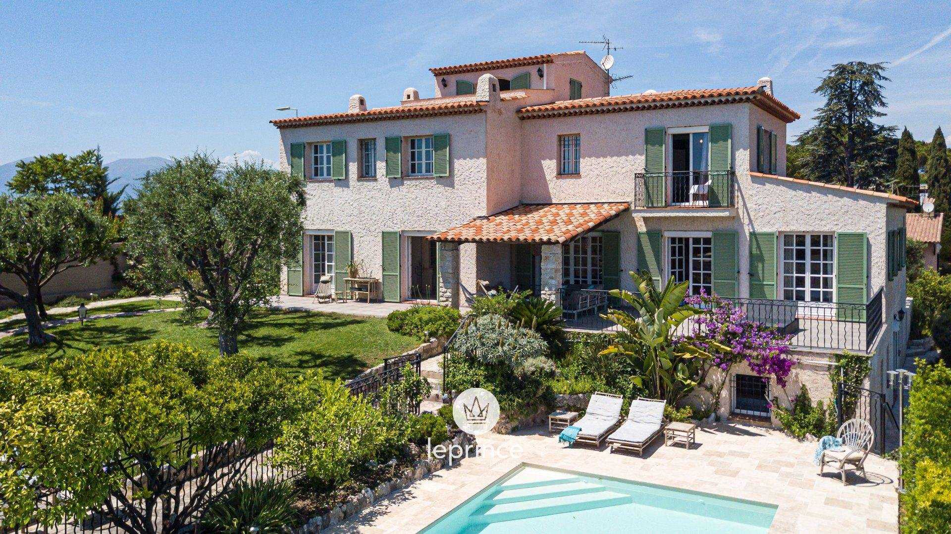 بيت في Saint-Isidore, Provence-Alpes-Cote d'Azur 10626074