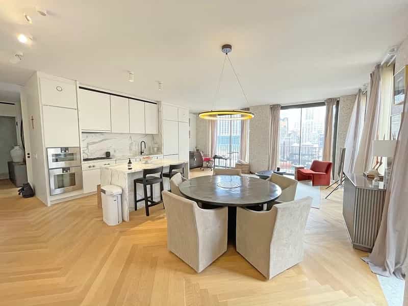 Condominium in Manhattan, New York 10694480