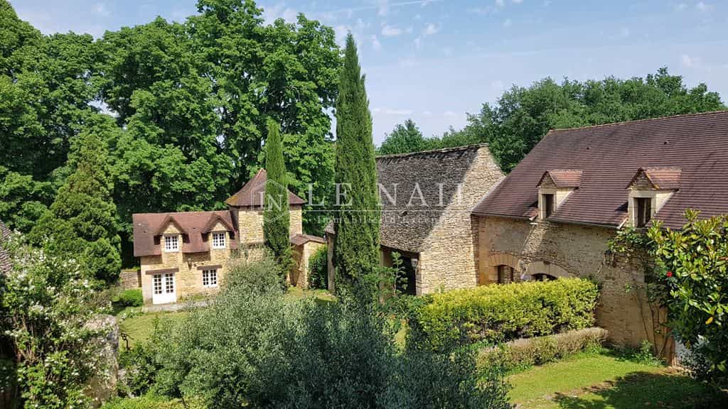 House in Sarlat-la-Caneda, Nouvelle-Aquitaine 10695458