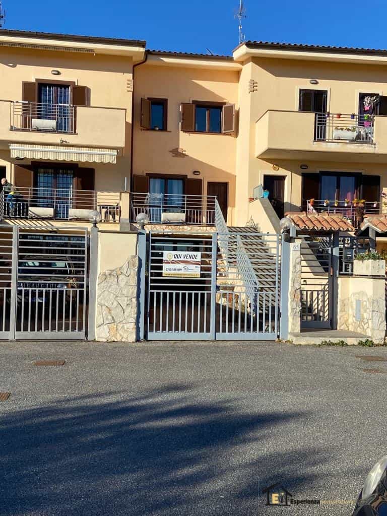 rumah dalam Montopoli di Sabina, Lazio 10697023