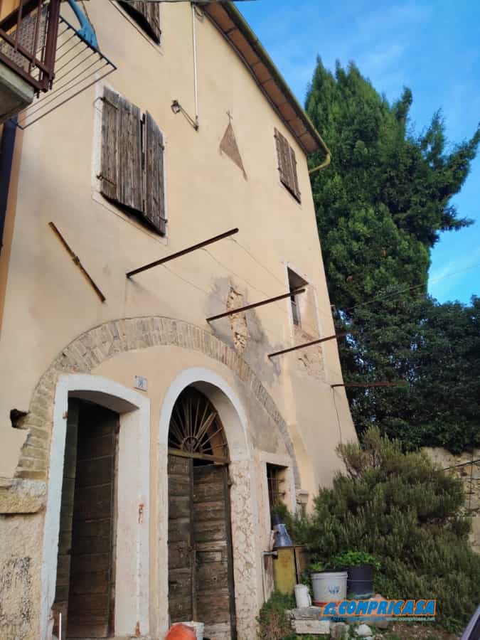 жилой дом в Каприно Веронезе, Венето 10697474