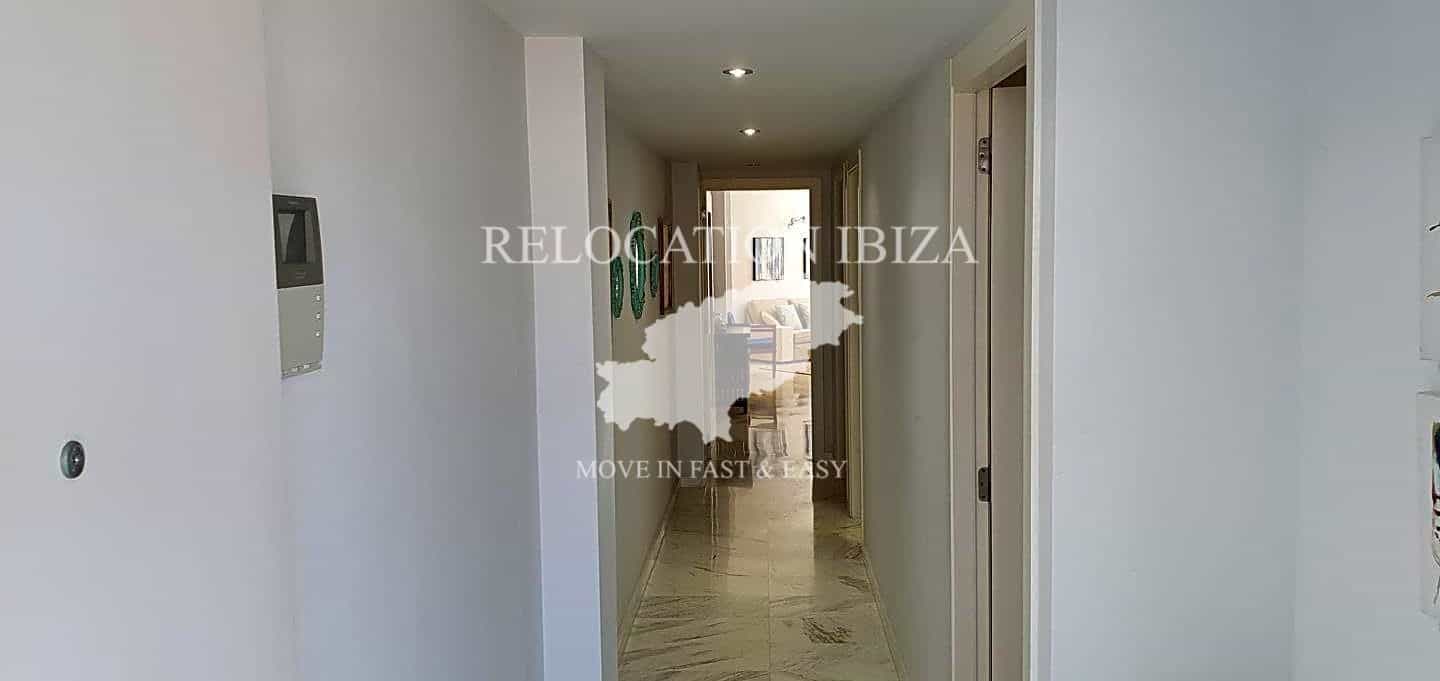 Condominium dans Ibiza, les Îles Baléares 10698044
